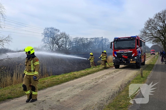 Bermbrand breid zich tientallen meters uit