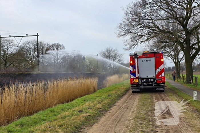 Bermbrand breid zich tientallen meters uit