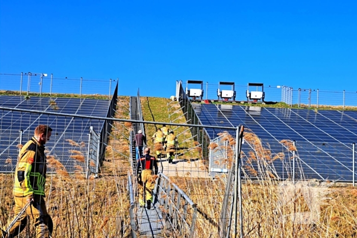Brandweer redt schaap uit hek