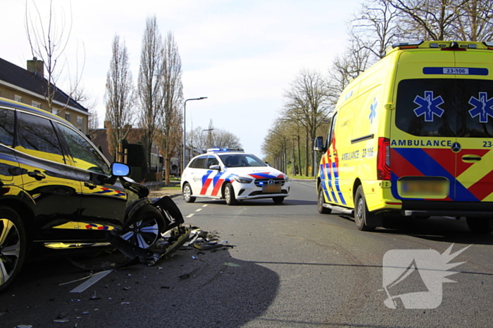 Veel schade bij frontale botsing tussen auto's
