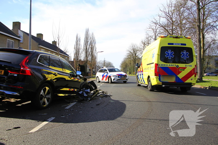 Veel schade bij frontale botsing tussen auto's