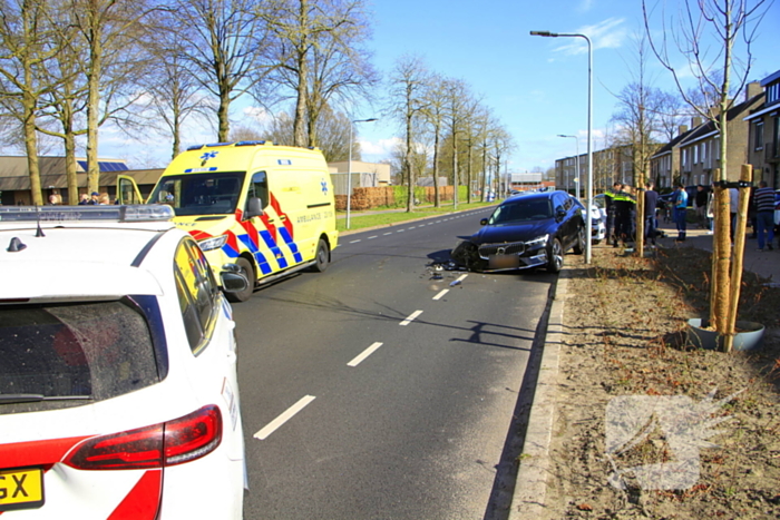 Veel schade bij frontale botsing tussen auto's
