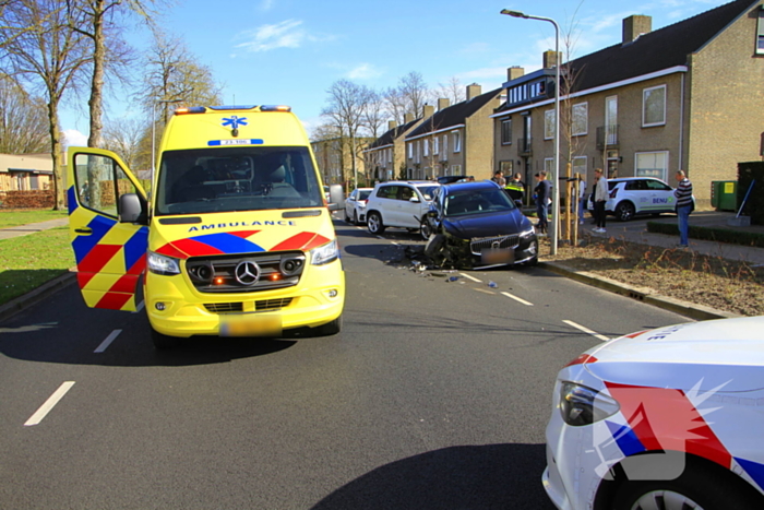 Veel schade bij frontale botsing tussen auto's