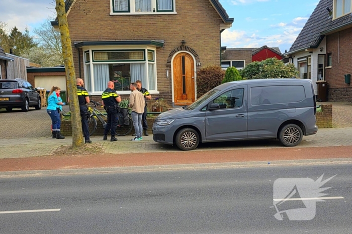 Fietser botst tegen openstaand portier