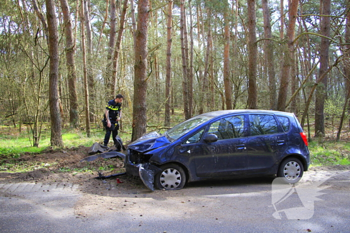 Automobilist raakt van de weg en belandt tegen boom