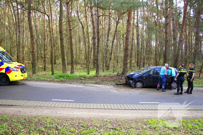 Automobilist raakt van de weg en belandt tegen boom