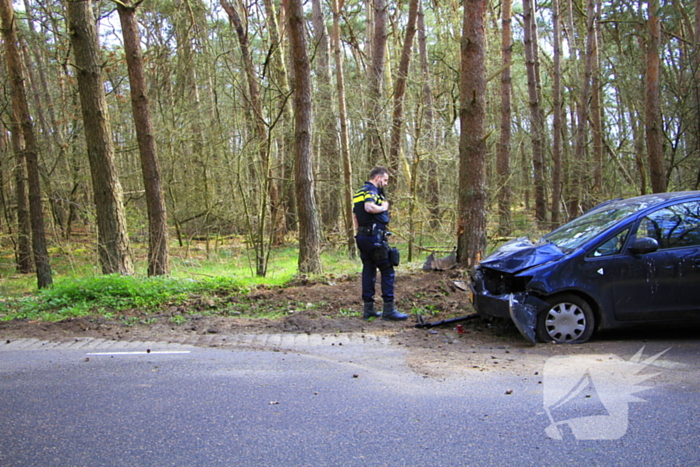 Automobilist raakt van de weg en belandt tegen boom