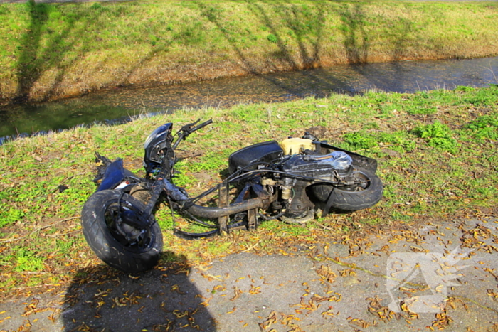 Scooter uitgebrand, brandweer blust vuur