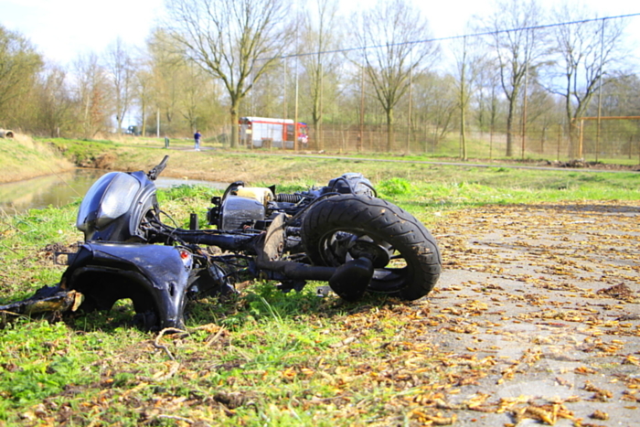 Scooter uitgebrand, brandweer blust vuur