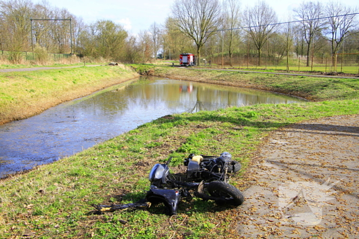 Scooter uitgebrand, brandweer blust vuur