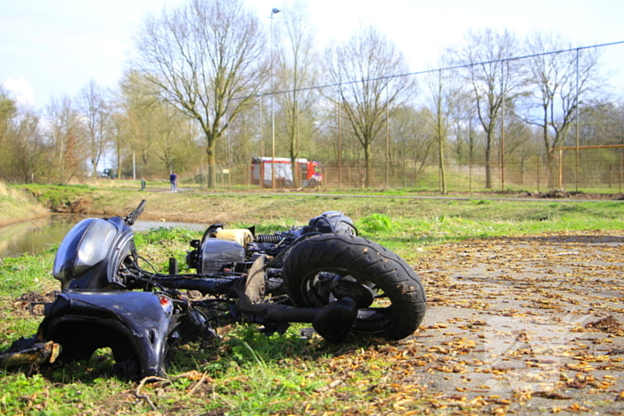 Scooter uitgebrand, brandweer blust vuur