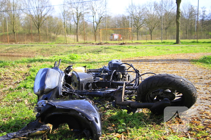 Scooter uitgebrand, brandweer blust vuur