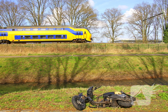 Scooter uitgebrand, brandweer blust vuur