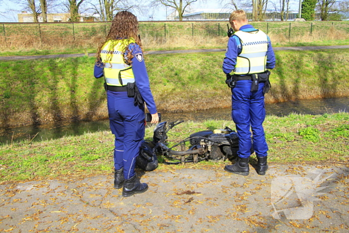 Scooter uitgebrand, brandweer blust vuur
