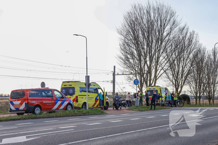 Scooterrijder klapt achterop driewielfiets met kind achterop