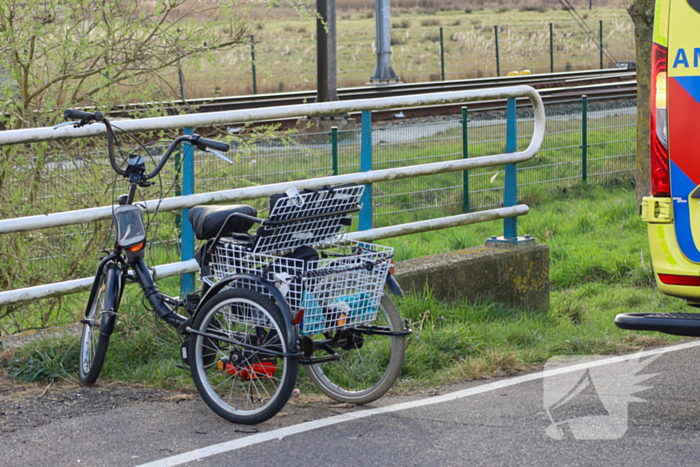 Scooterrijder klapt achterop driewielfiets met kind achterop