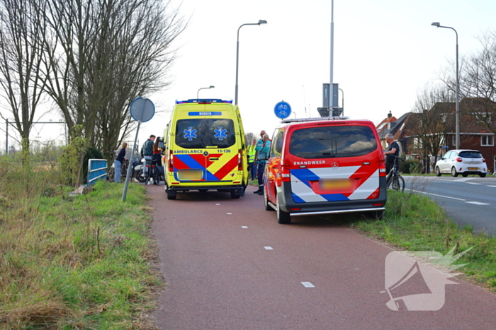 Scooterrijder klapt achterop driewielfiets met kind achterop