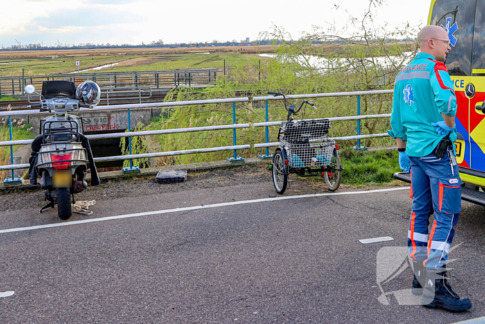 Scooterrijder klapt achterop driewielfiets met kind achterop