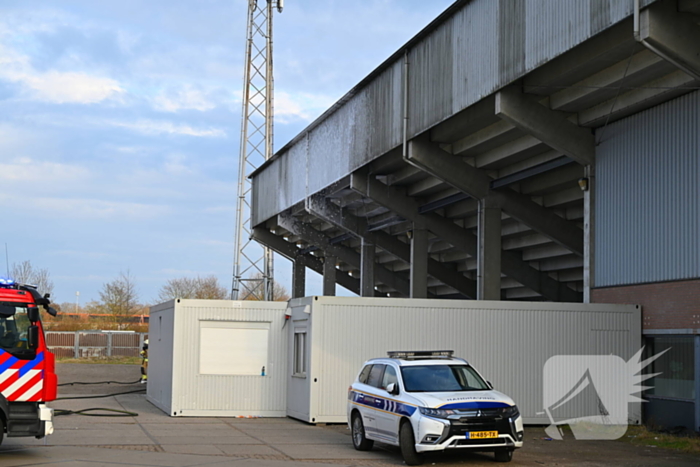 Container in brand onder tribune