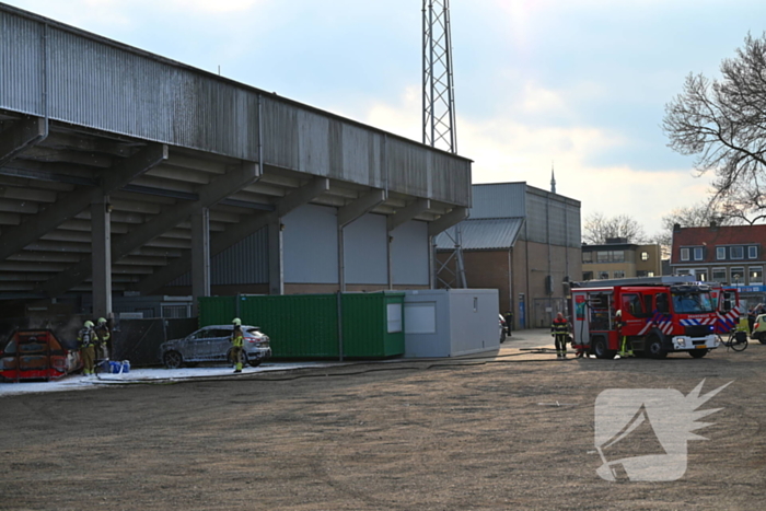 Container in brand onder tribune