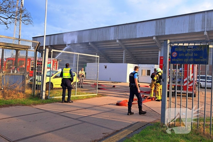 Container in brand onder tribune