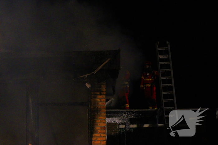 Brandweer blust uitslaande brand in bungalow