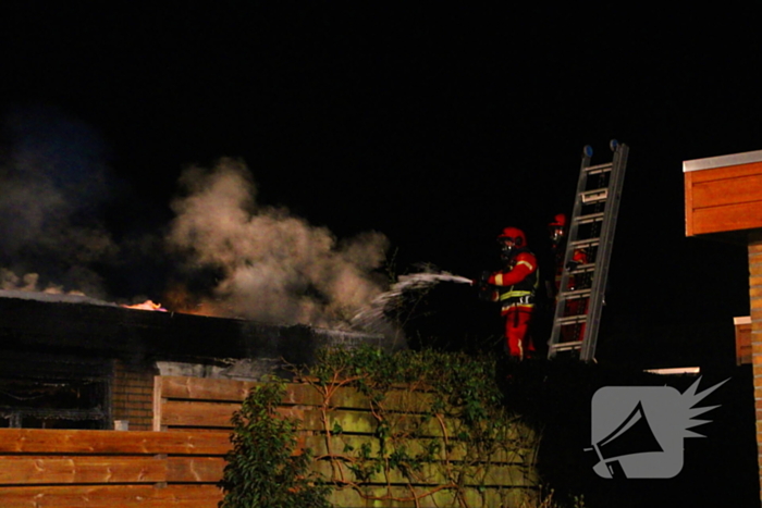 Brandweer blust uitslaande brand in bungalow