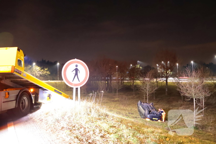 Automobilist belandt op zijn kop op afrit