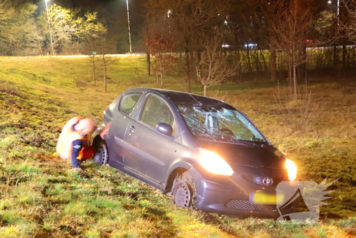 Automobilist belandt op zijn kop op afrit