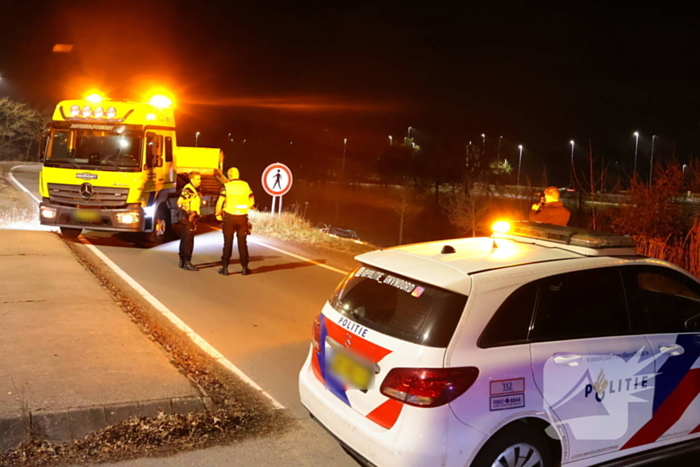 Automobilist belandt op zijn kop op afrit