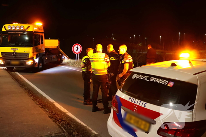 Automobilist belandt op zijn kop op afrit