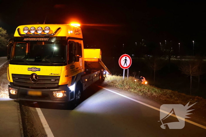 Automobilist belandt op zijn kop op afrit