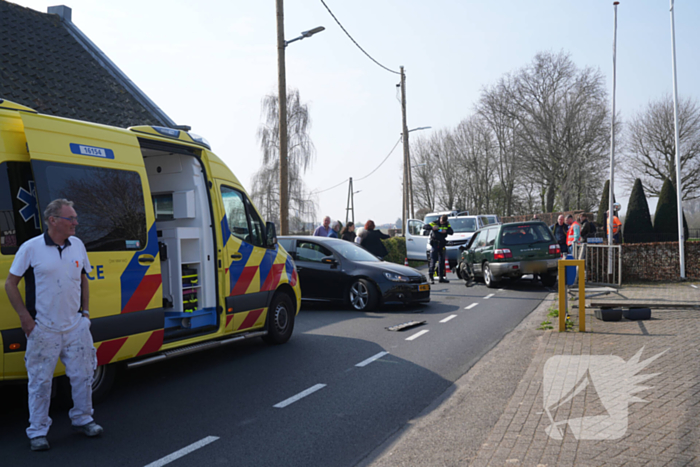 Twee personenauto's botsen frontaal op elkaar