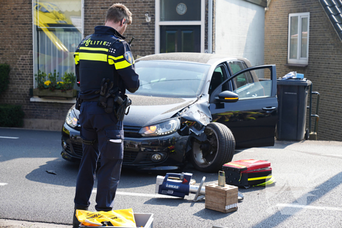 Twee personenauto's botsen frontaal op elkaar