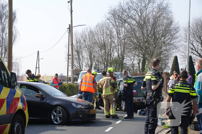 Twee personenauto's botsen frontaal op elkaar
