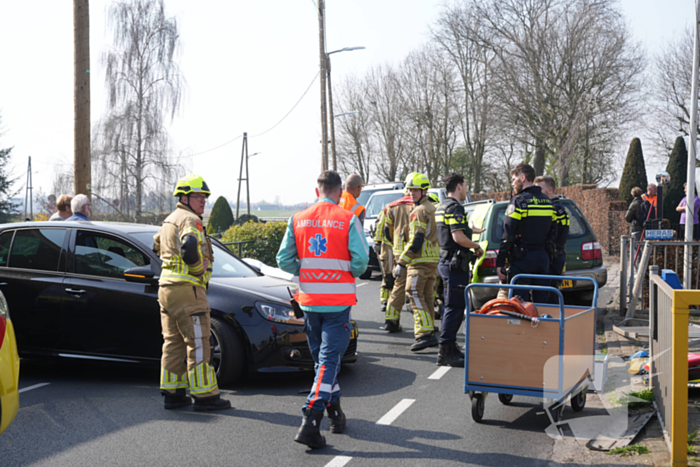 Twee personenauto's botsen frontaal op elkaar