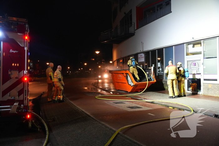 Brandweer ingezet voor brand in een afval container