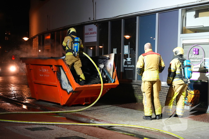 Brandweer ingezet voor brand in een afval container