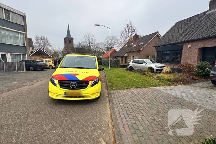 Automobilist rijdt voortuin in