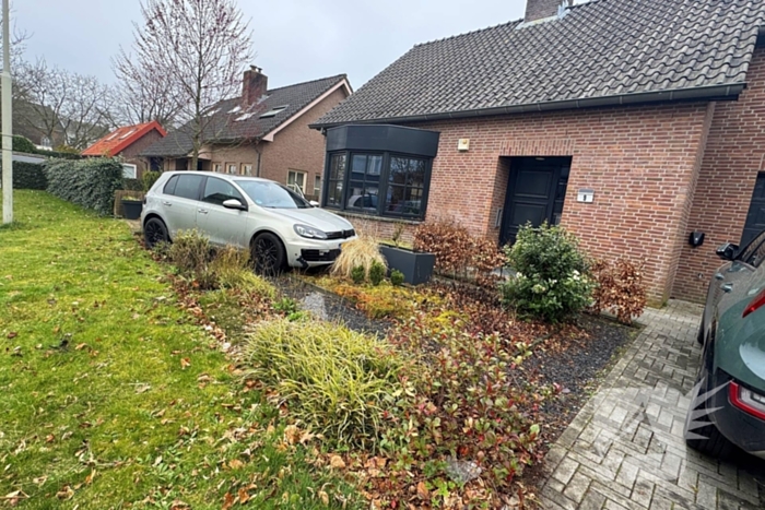 Automobilist rijdt voortuin in