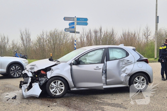Automobilist rijdt van talud af na aanrijding