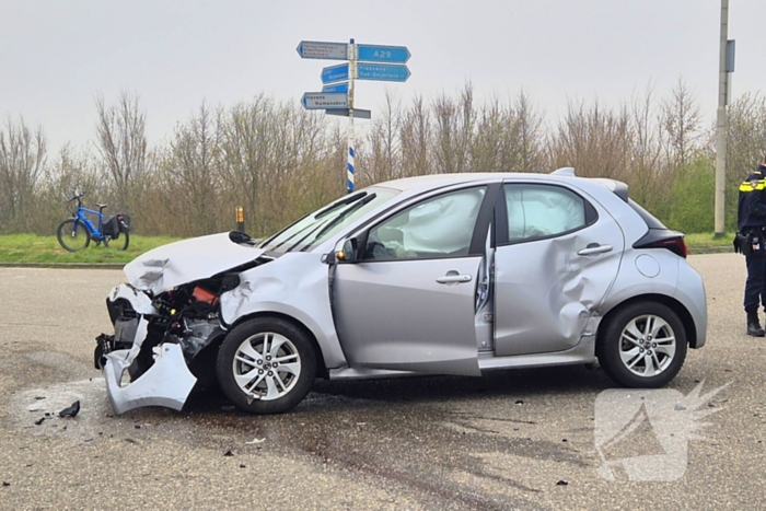 Automobilist rijdt van talud af na aanrijding