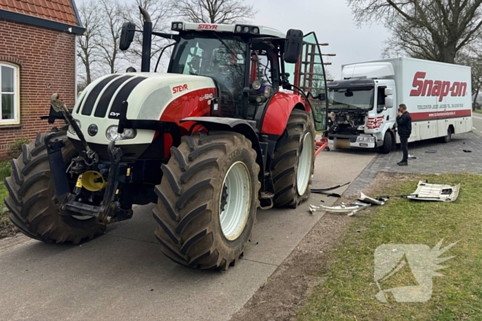 Vrachtwagen botst op tractor