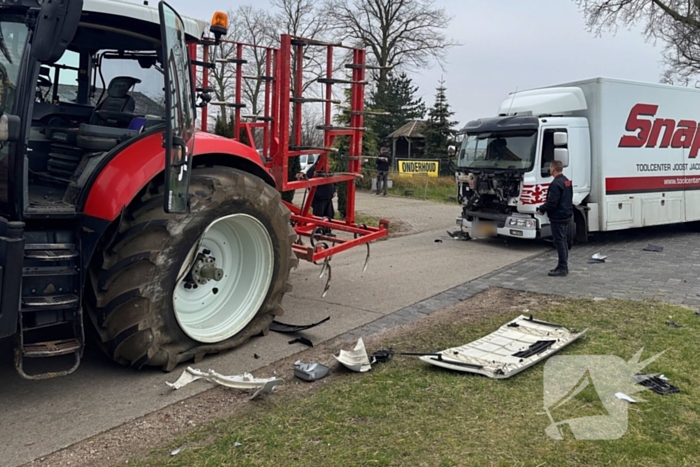 Vrachtwagen botst op tractor