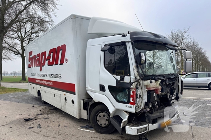 Vrachtwagen botst op tractor