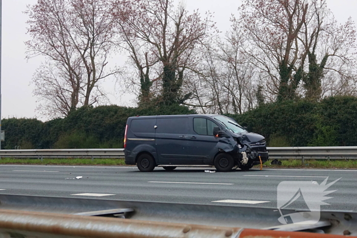 Vrouw komt om bij botsing tussen voertuigen