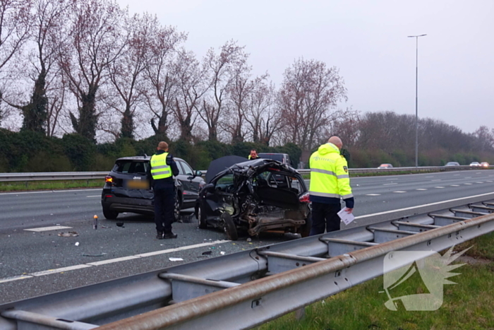 Vrouw komt om bij botsing tussen voertuigen