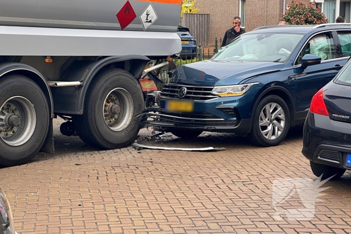 Personenauto klapt achterop tankwagen