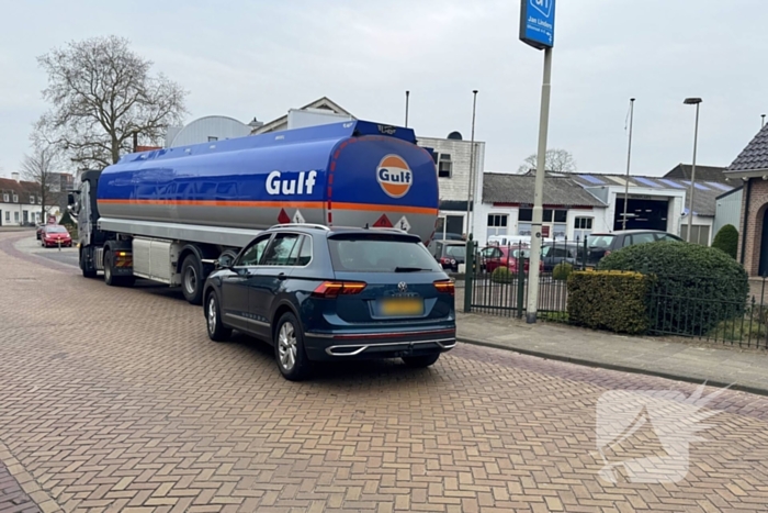 Personenauto klapt achterop tankwagen