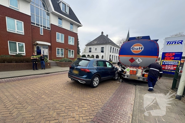 Personenauto klapt achterop tankwagen